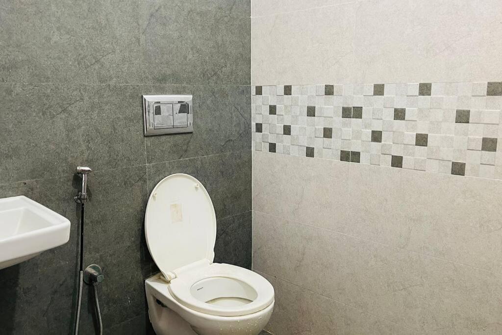 Rajamandiram 3Bhk Ac Apartment In Trivandrum Central Thiruvananthapuram Esterno foto